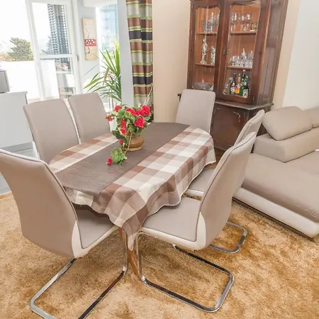 With A Parking Space - 8925 スプリト